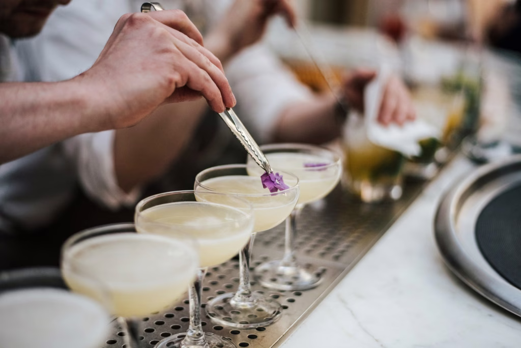 Barman prepara cocktail